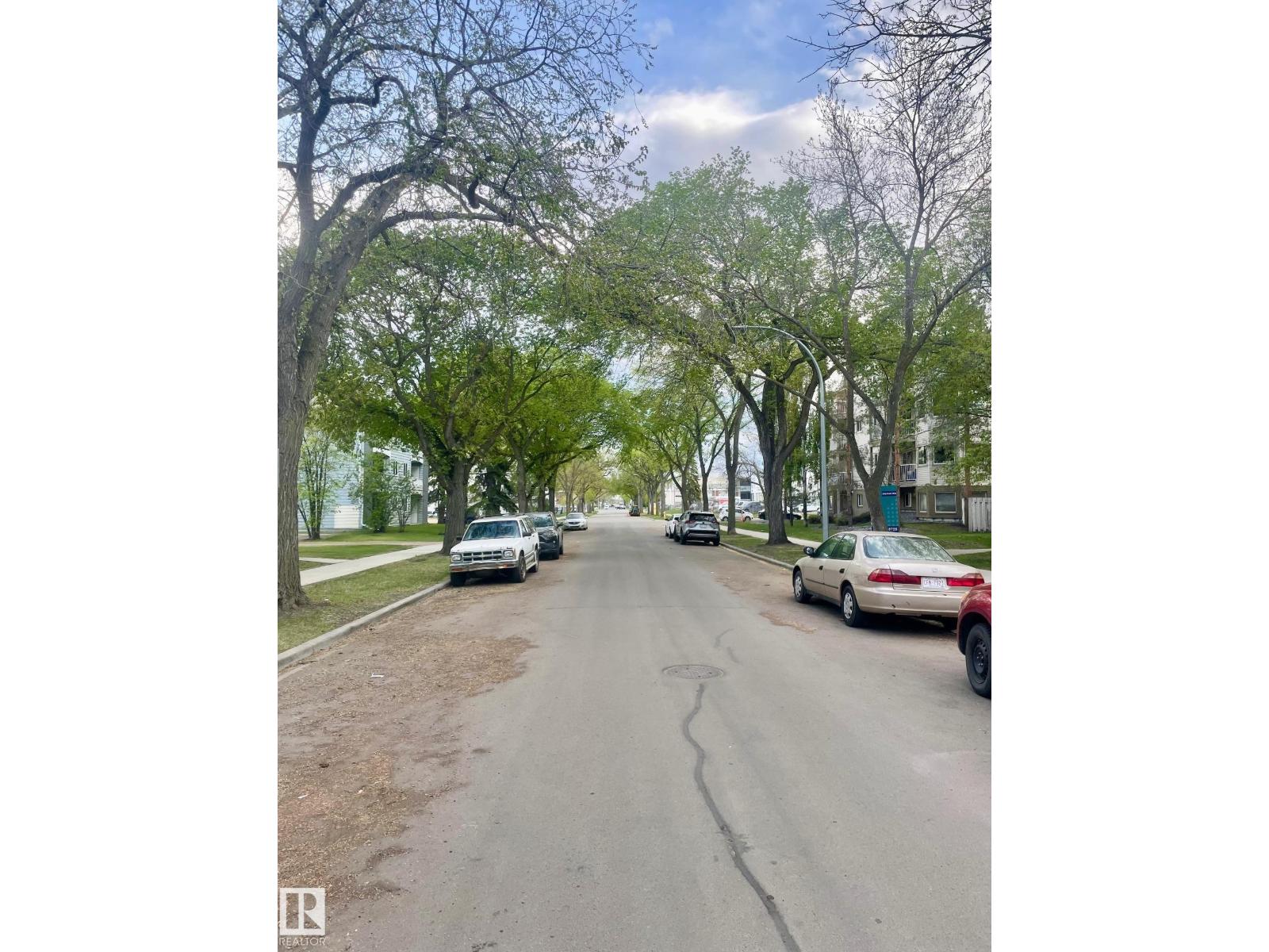 Photo 21 of 10835 114 St Nw, Edmonton AB