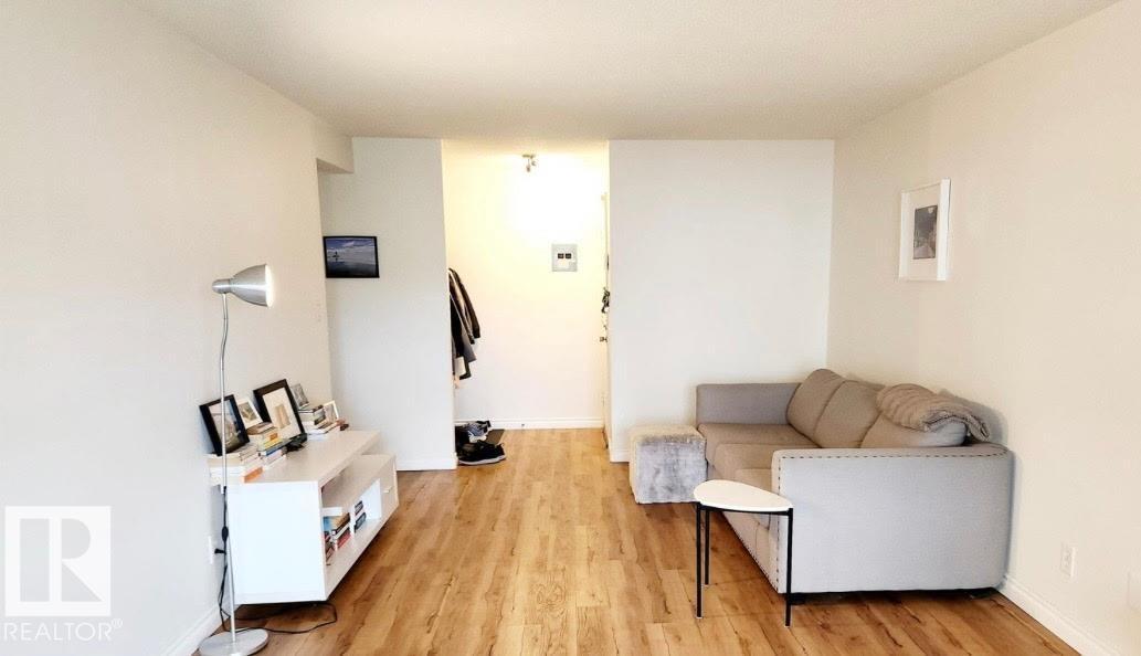 Photo 3 of 10835 114 St Nw, Edmonton AB