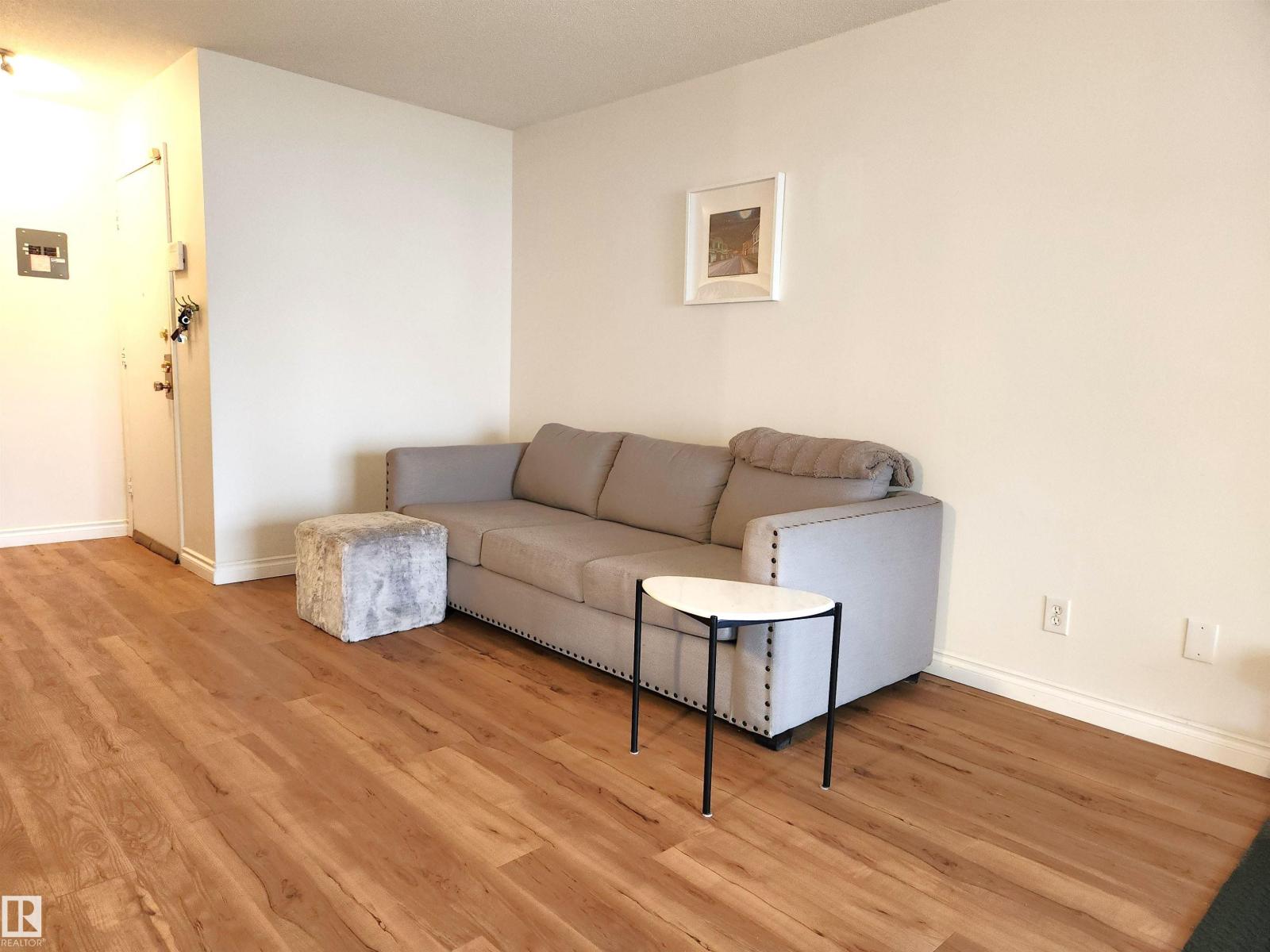 Photo 4 of 10835 114 St Nw, Edmonton AB