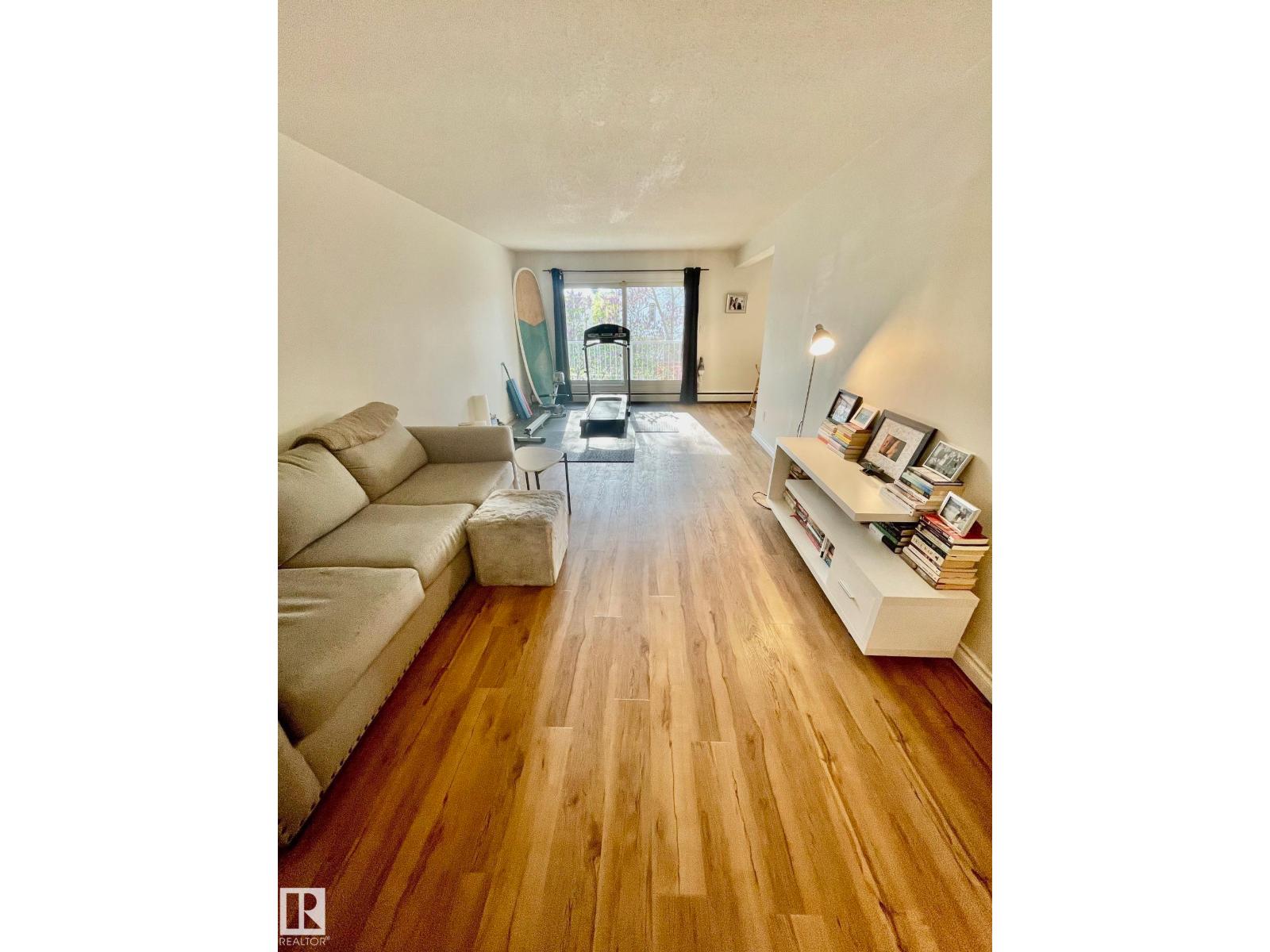 Photo 6 of 10835 114 St Nw, Edmonton AB
