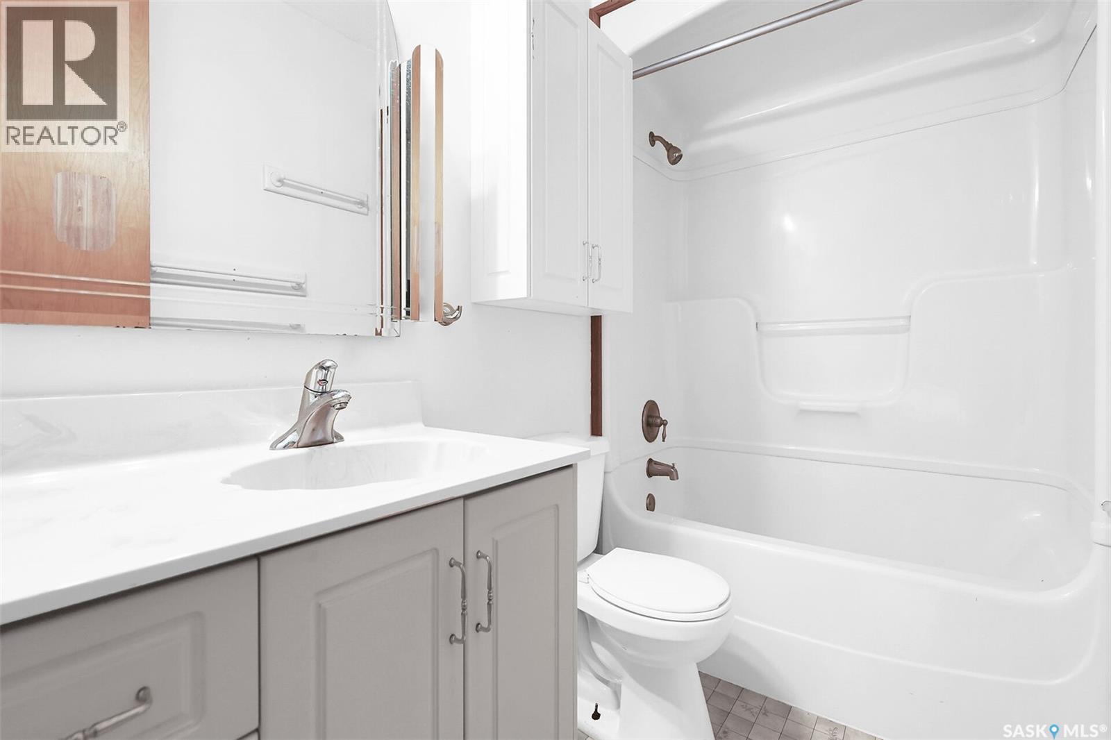 Photo 10 of 40 Richardson Crescent, Regina SK