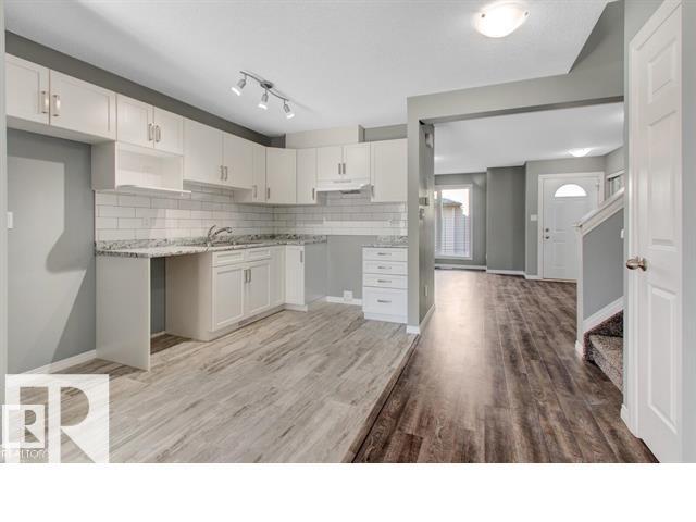 Photo 11 of 3941 38 St Nw, Edmonton AB