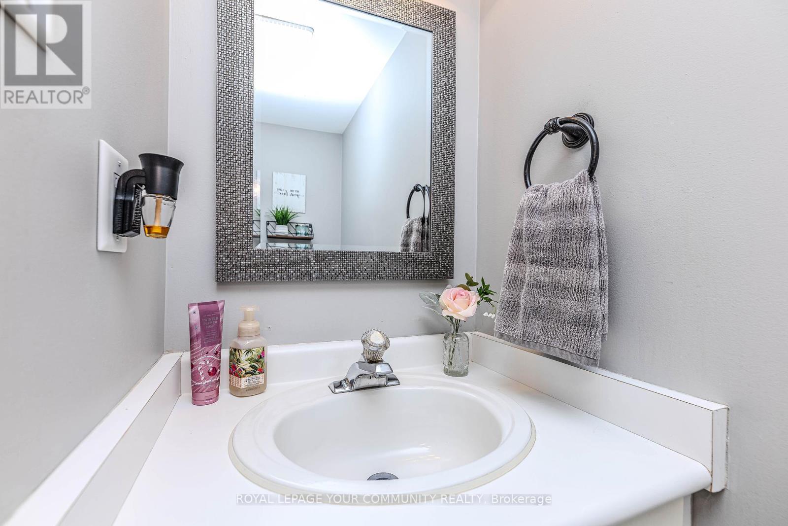 Photo 10 of 78 Tania Crescent, Vaughan ON