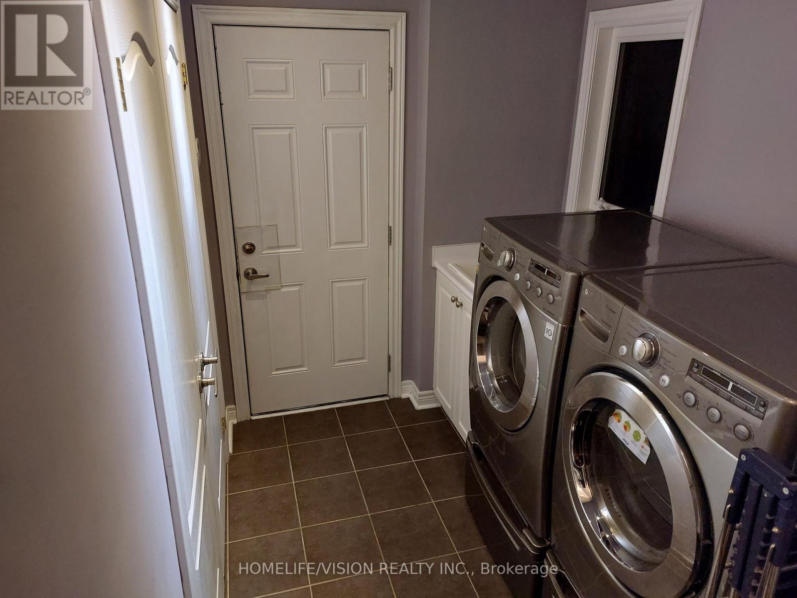 Photo 10 of 26 Ascalon Drive, Vaughan ON