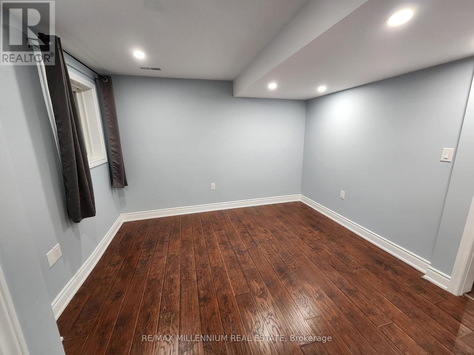 Photo 10 of 116 Summerset Drive, Barrie ON