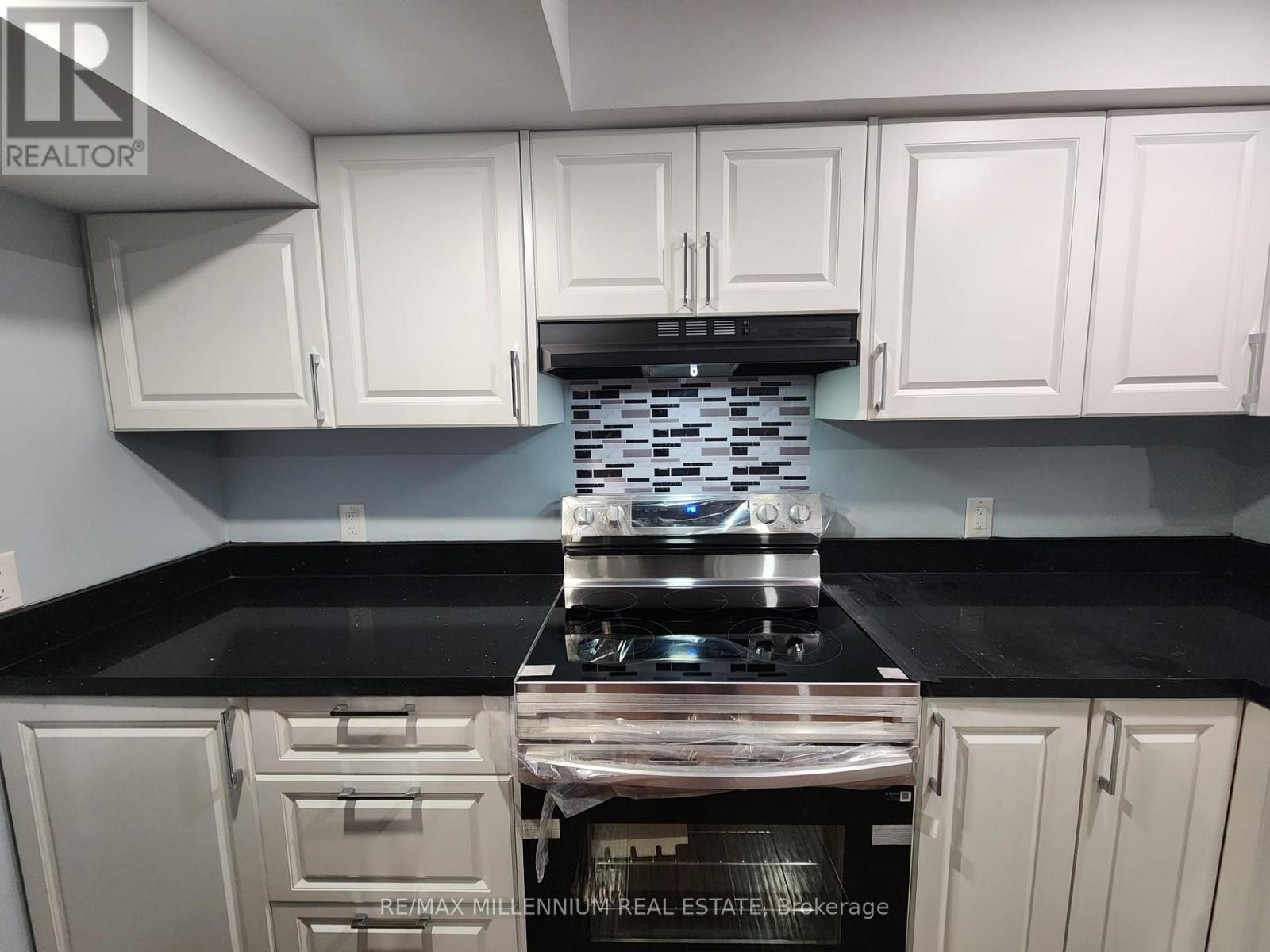 Photo 5 of 116 Summerset Drive, Barrie ON