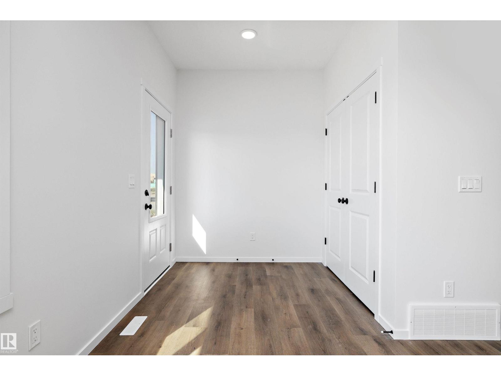 Photo 2 of 5458 Hawthorn Run Sw, Edmonton AB
