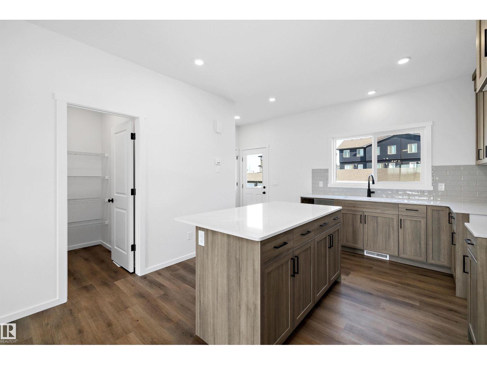 Photo 9 of 5458 Hawthorn Run Sw, Edmonton AB