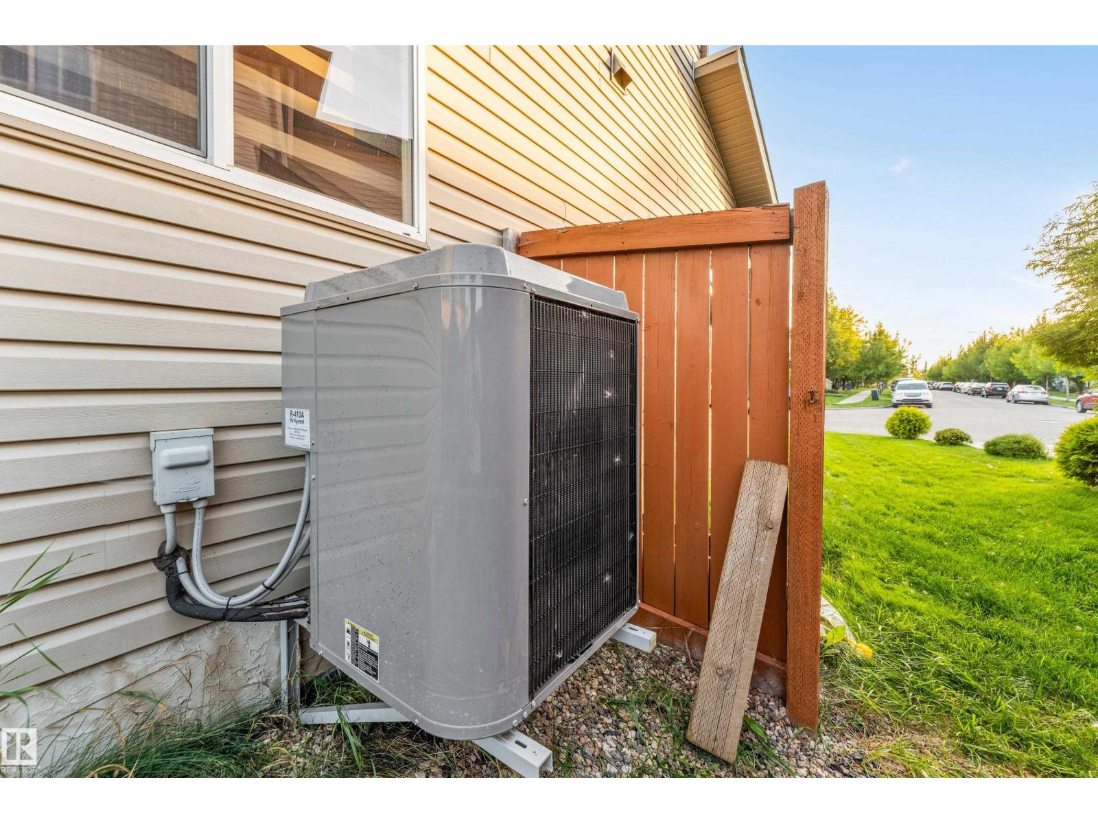 Photo 5 of 3537 11 St Nw, Edmonton AB