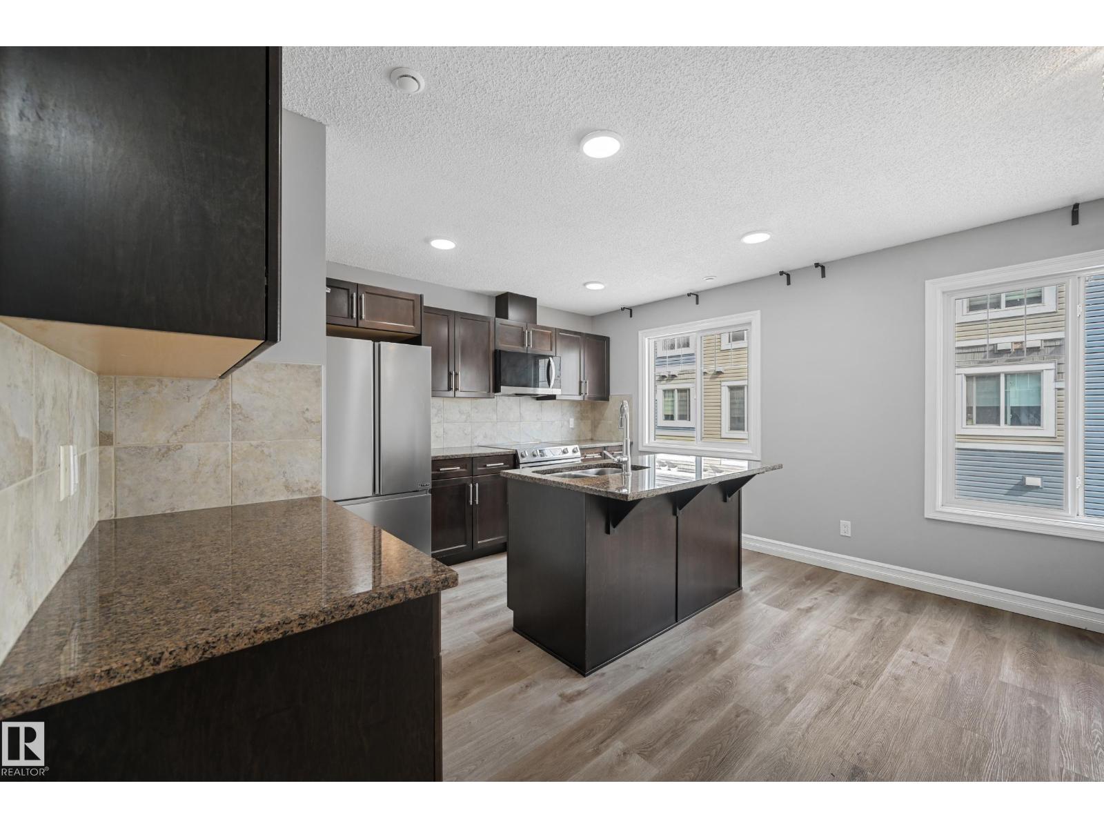 Photo 7 of 52 14621 121 St Nw, Edmonton AB
