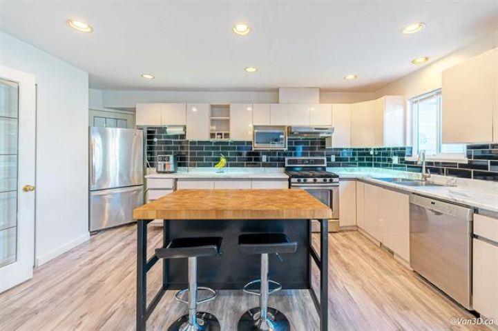 Photo 11 of 16123 86 Avenue, Surrey BC