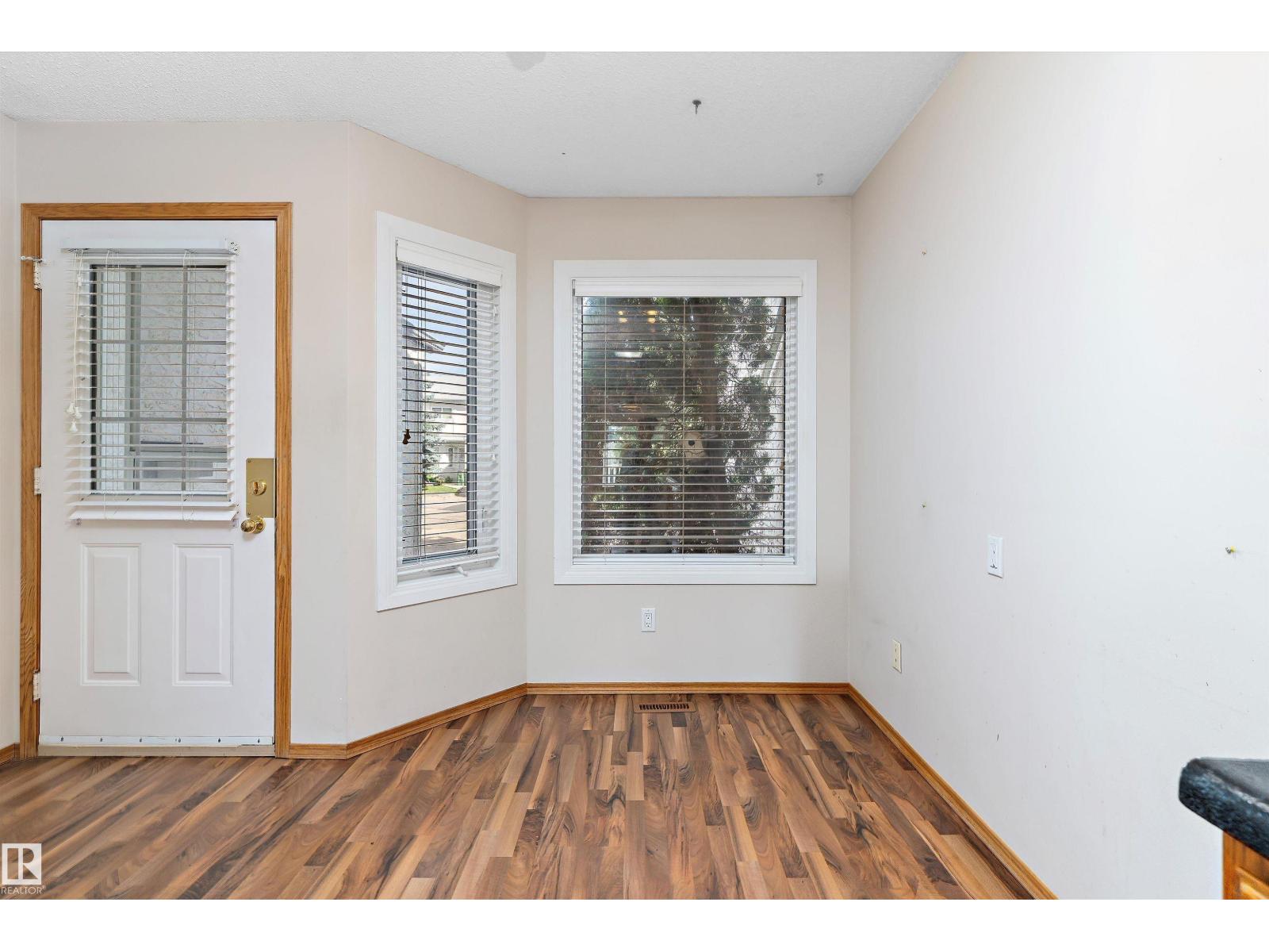 Photo 8 of 28 3520 60 St Nw, Edmonton AB