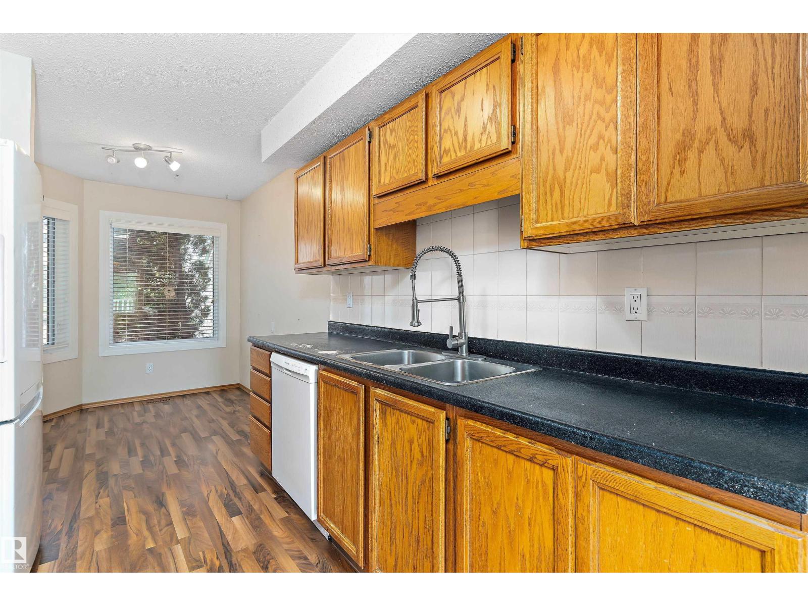 Photo 12 of 28 3520 60 St Nw, Edmonton AB