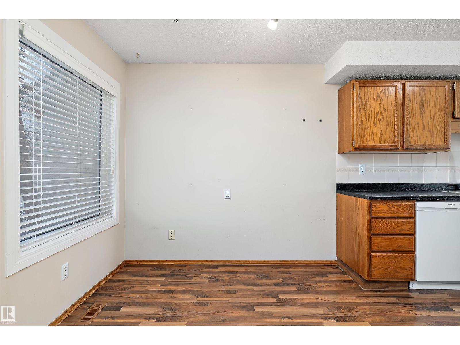 Photo 9 of 28 3520 60 St Nw, Edmonton AB