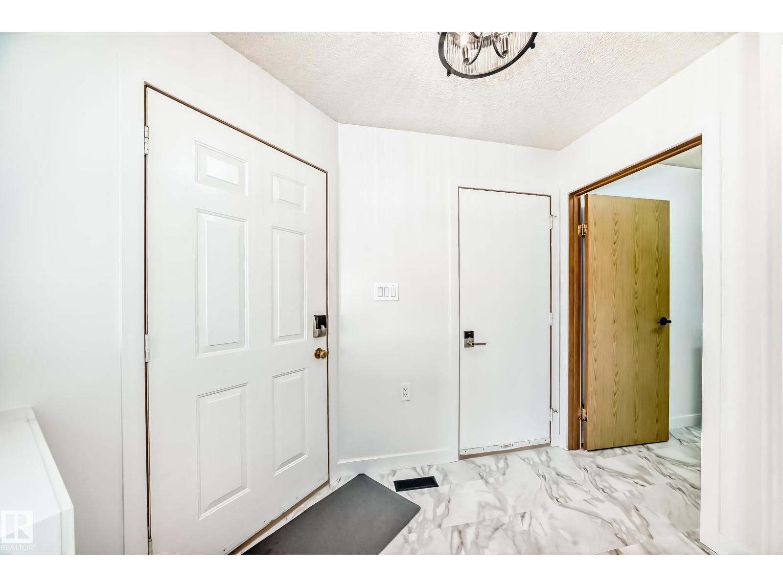 Photo 3 of 15571 59 A St Nw, Edmonton AB
