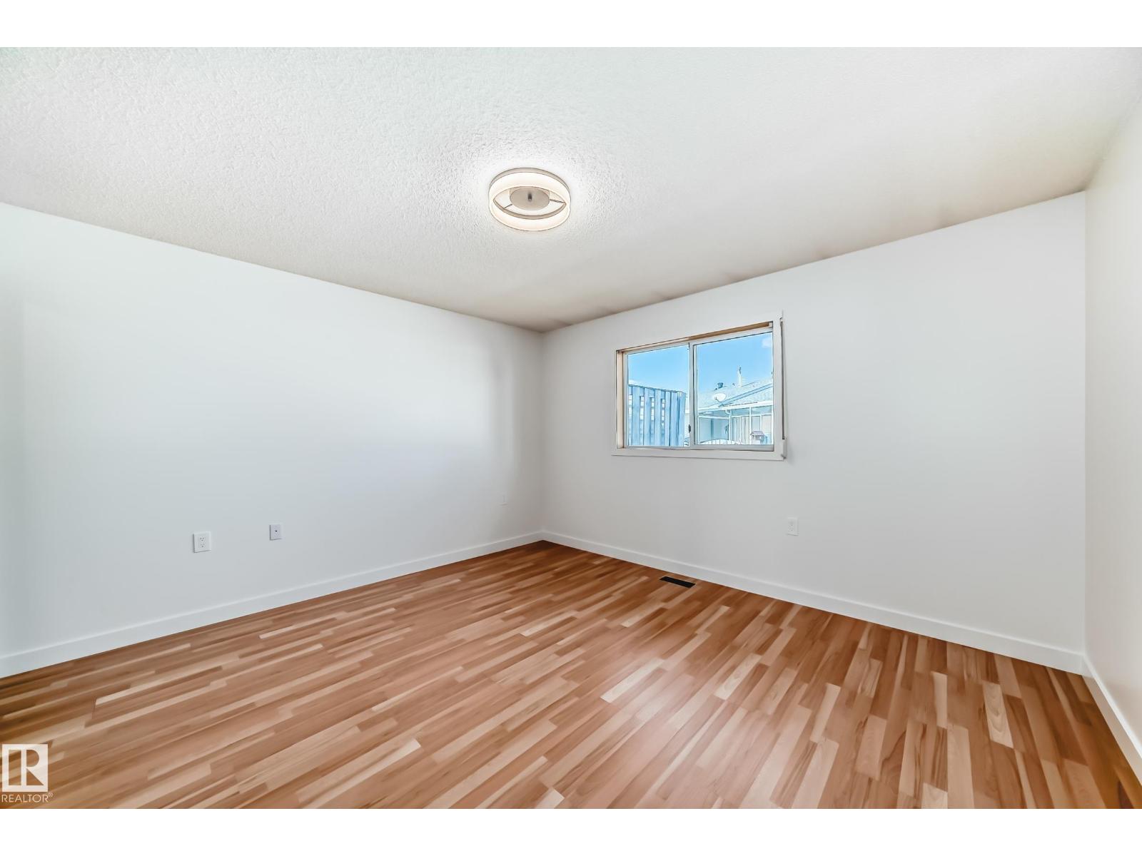 Photo 18 of 15571 59 A St Nw, Edmonton AB