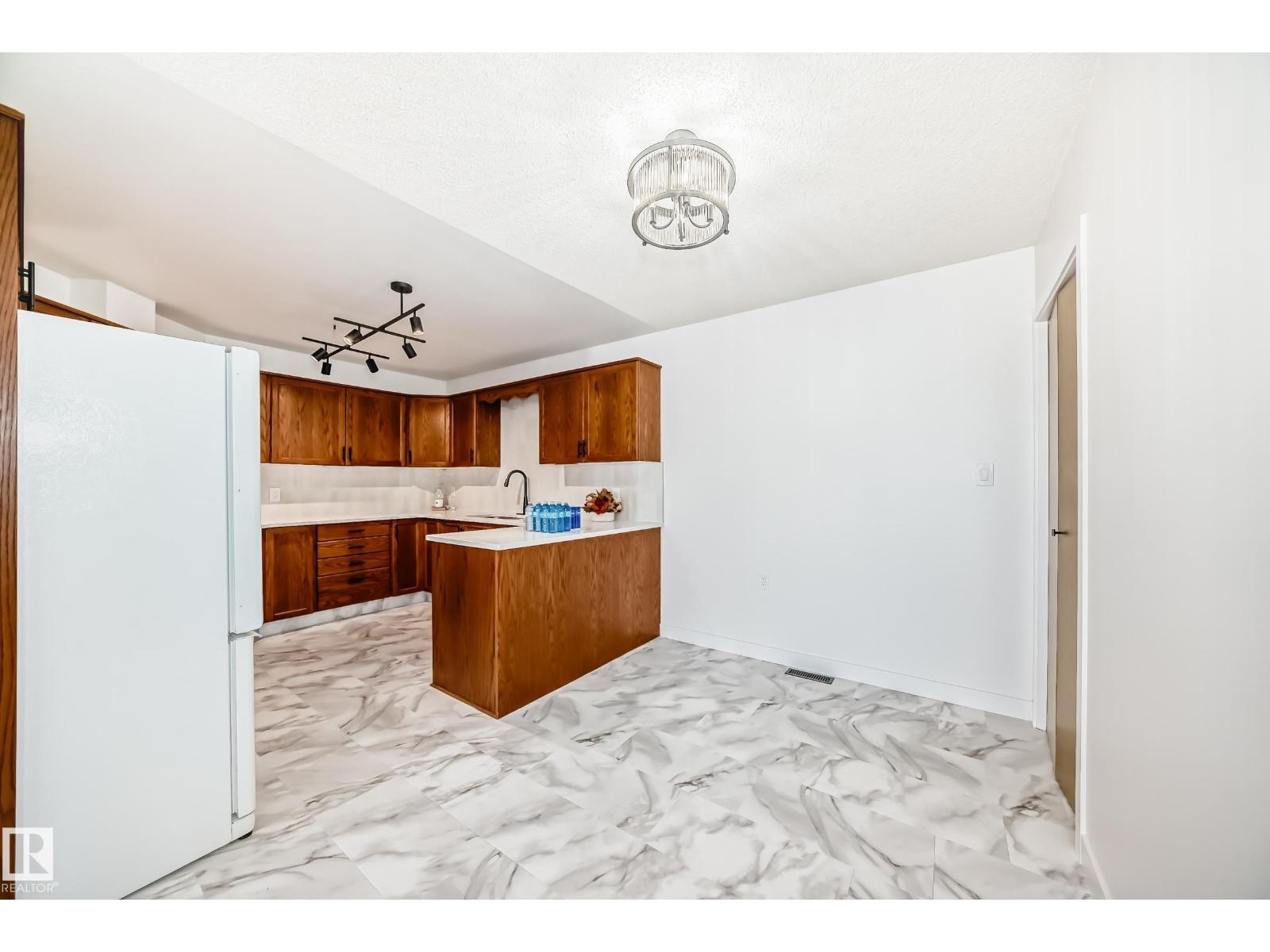 Photo 6 of 15571 59 A St Nw, Edmonton AB