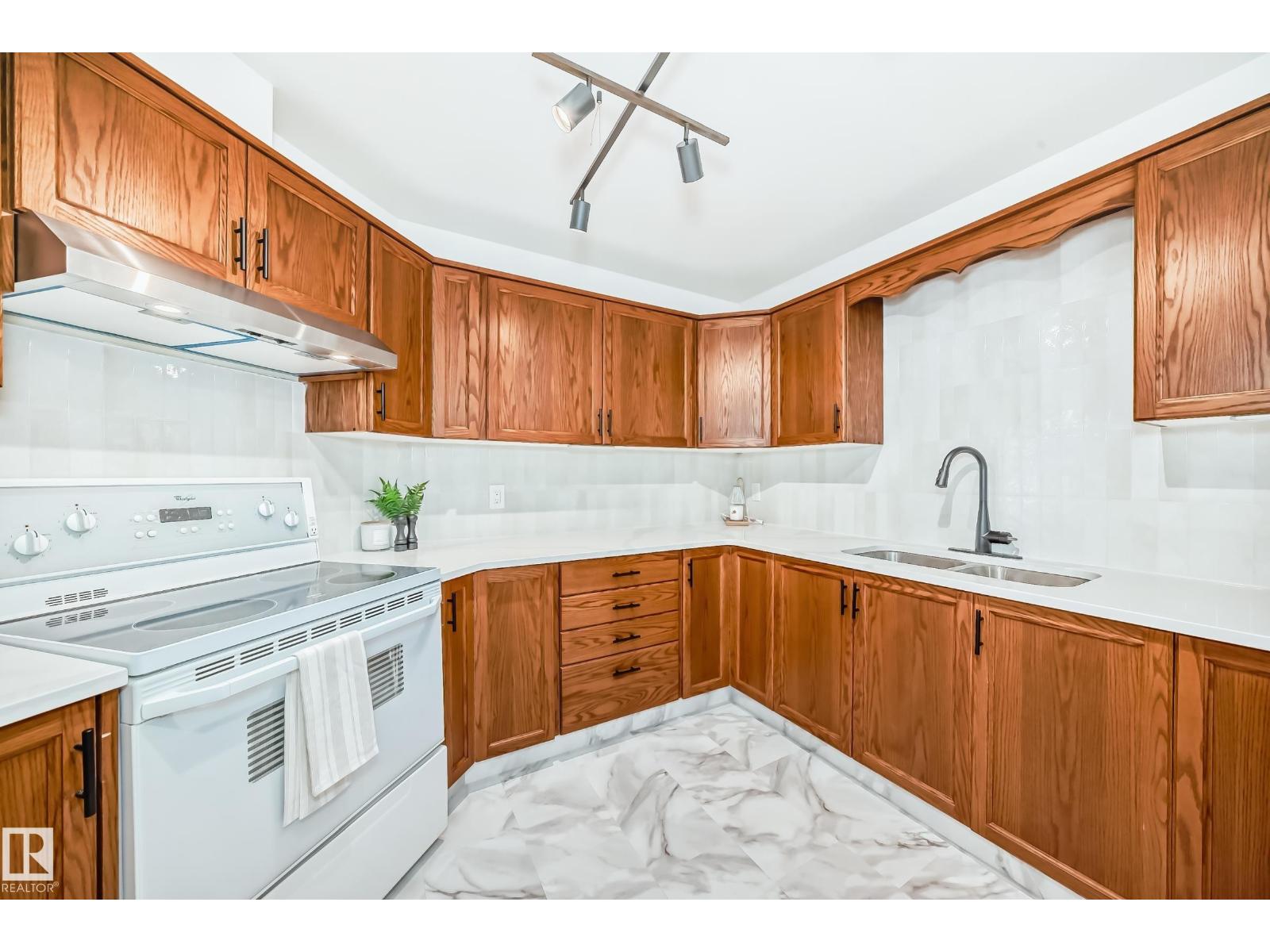 Photo 8 of 15571 59 A St Nw, Edmonton AB