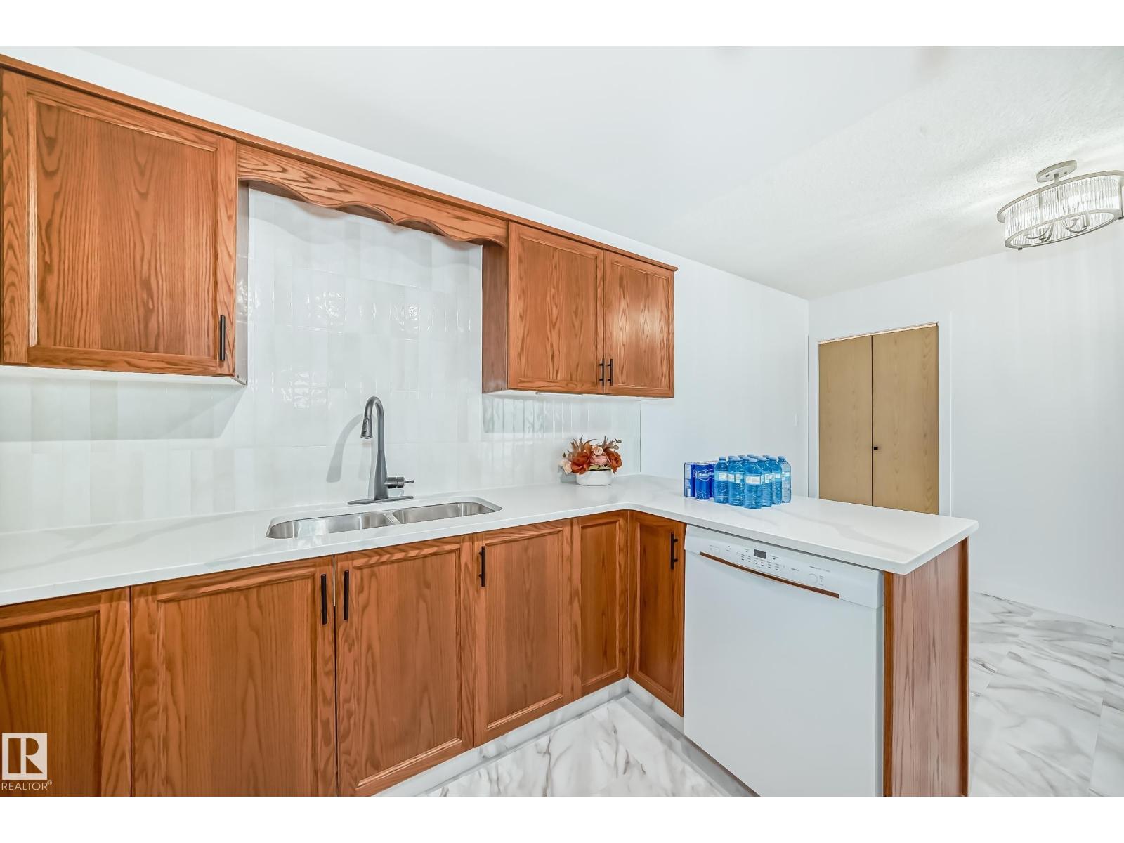 Photo 9 of 15571 59 A St Nw, Edmonton AB