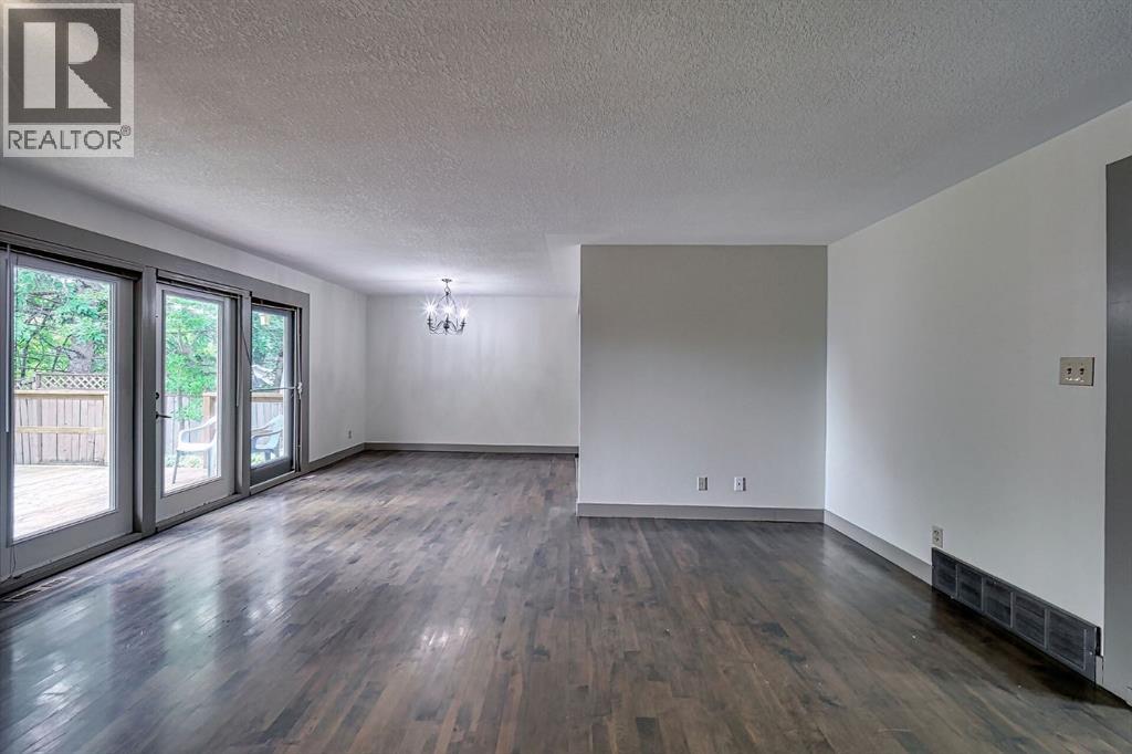 Photo 7 of 11147 Southdale Road Sw, Calgary AB