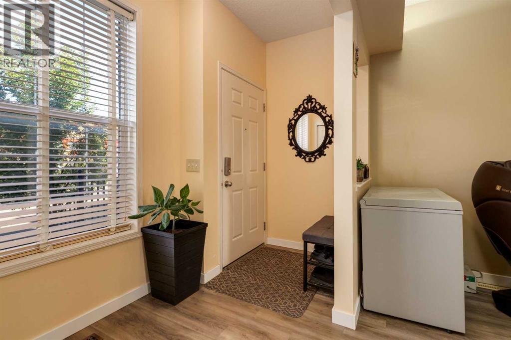 Photo 3 of 7 29 Springborough Boulevard Sw, Calgary AB