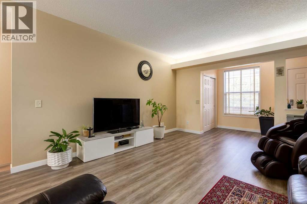 Photo 6 of 7 29 Springborough Boulevard Sw, Calgary AB