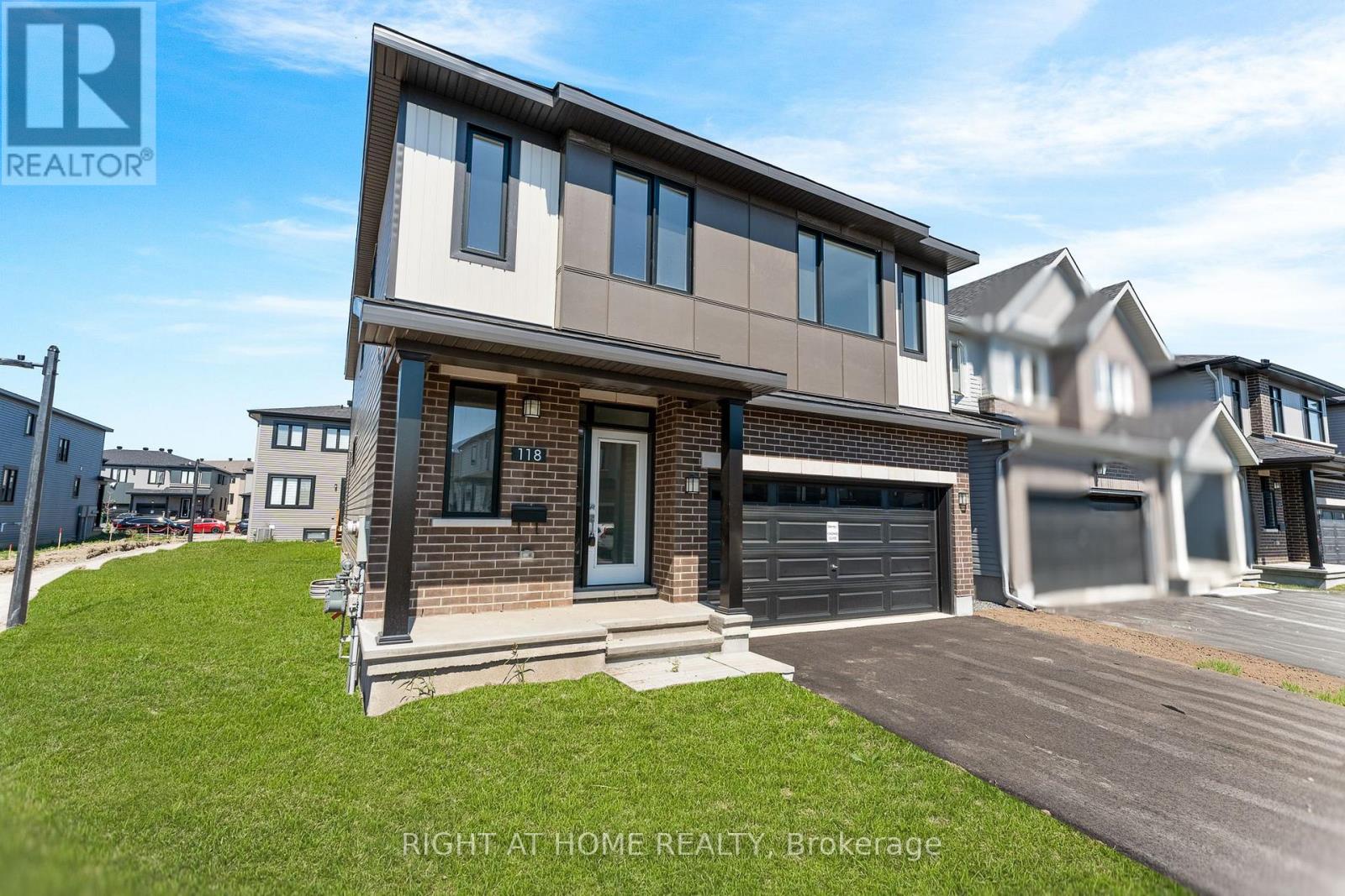 Photo 3 of 118 Lumen Place, Ottawa ON