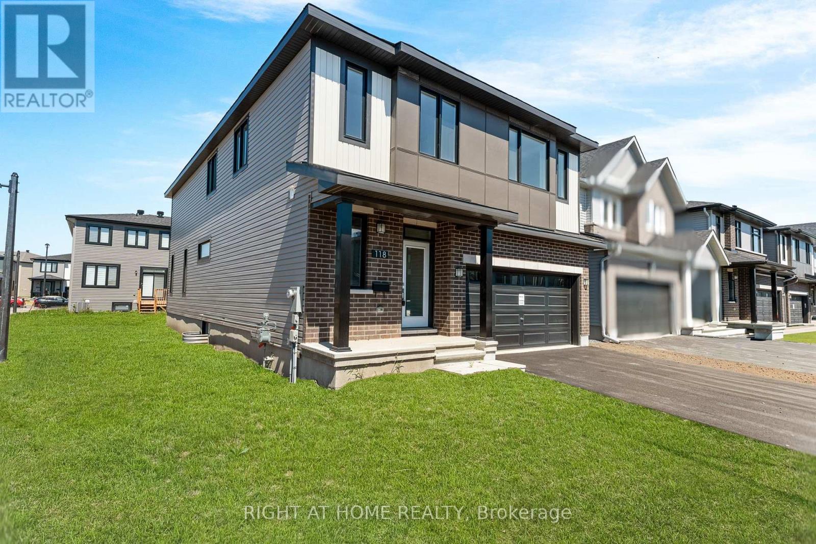 Photo 4 of 118 Lumen Place, Ottawa ON