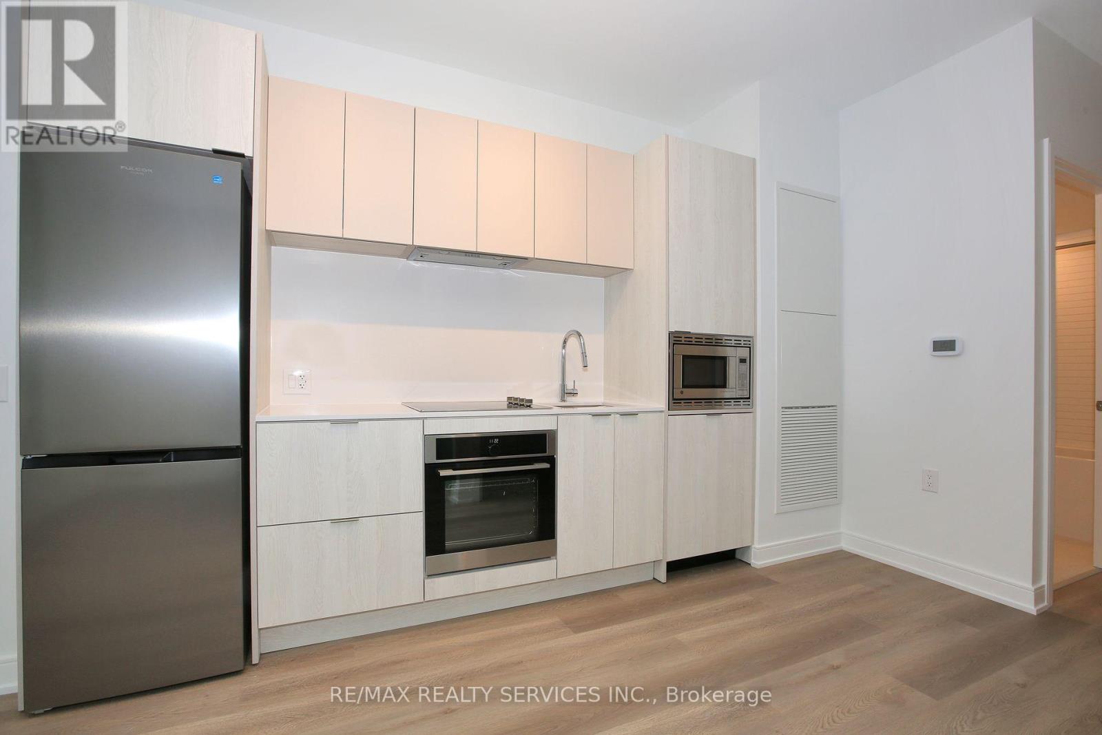 Photo 10 of 92 Agnes Street, Mississauga ON