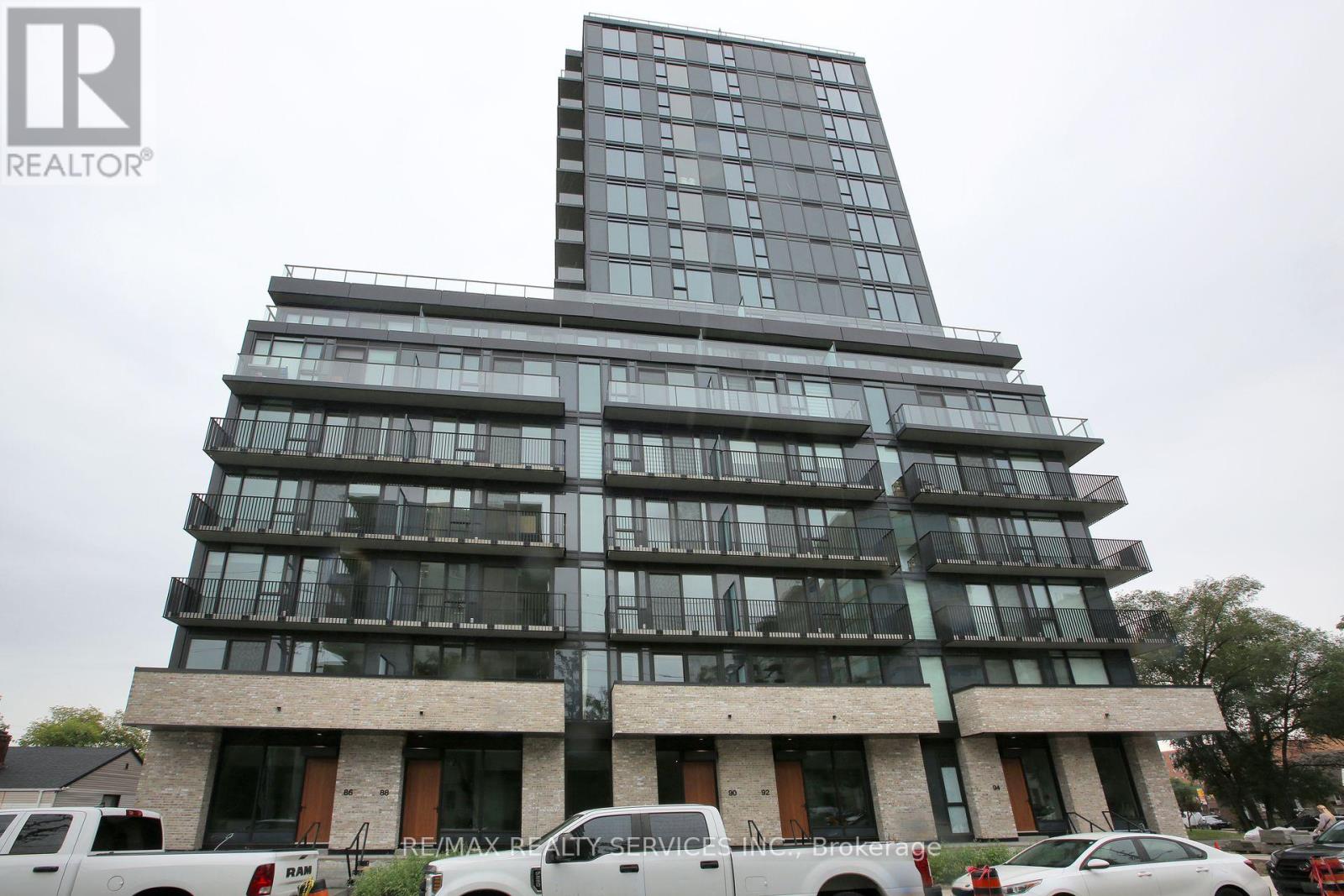 Photo 3 of 92 Agnes Street, Mississauga ON