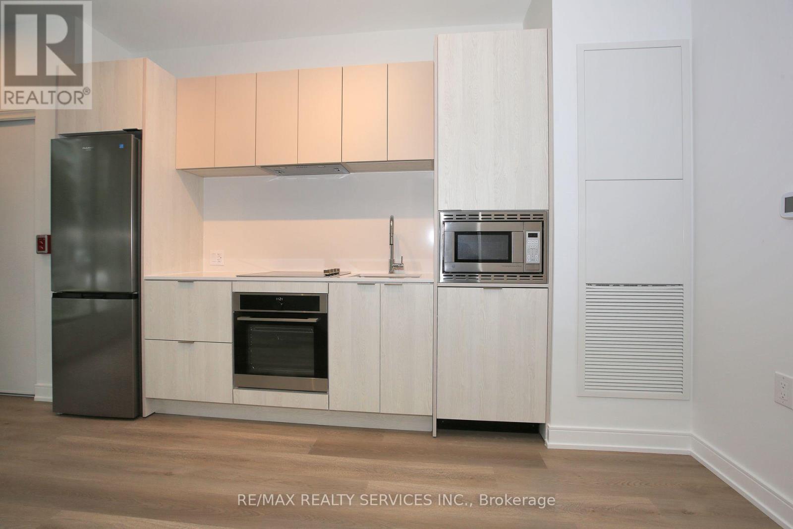 Photo 9 of 92 Agnes Street, Mississauga ON