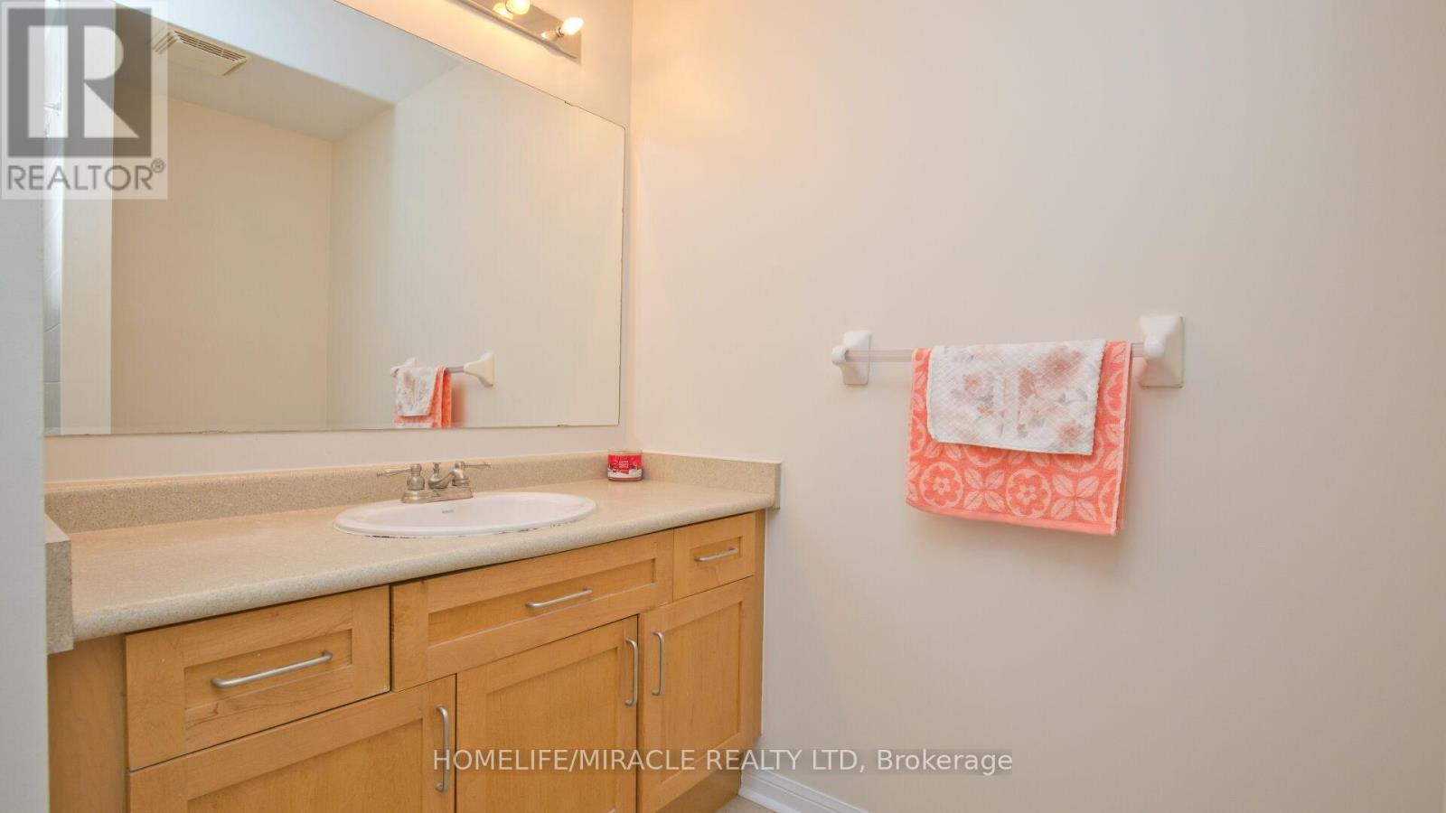 Photo 12 of 118 Owlridge Drive, Brampton ON