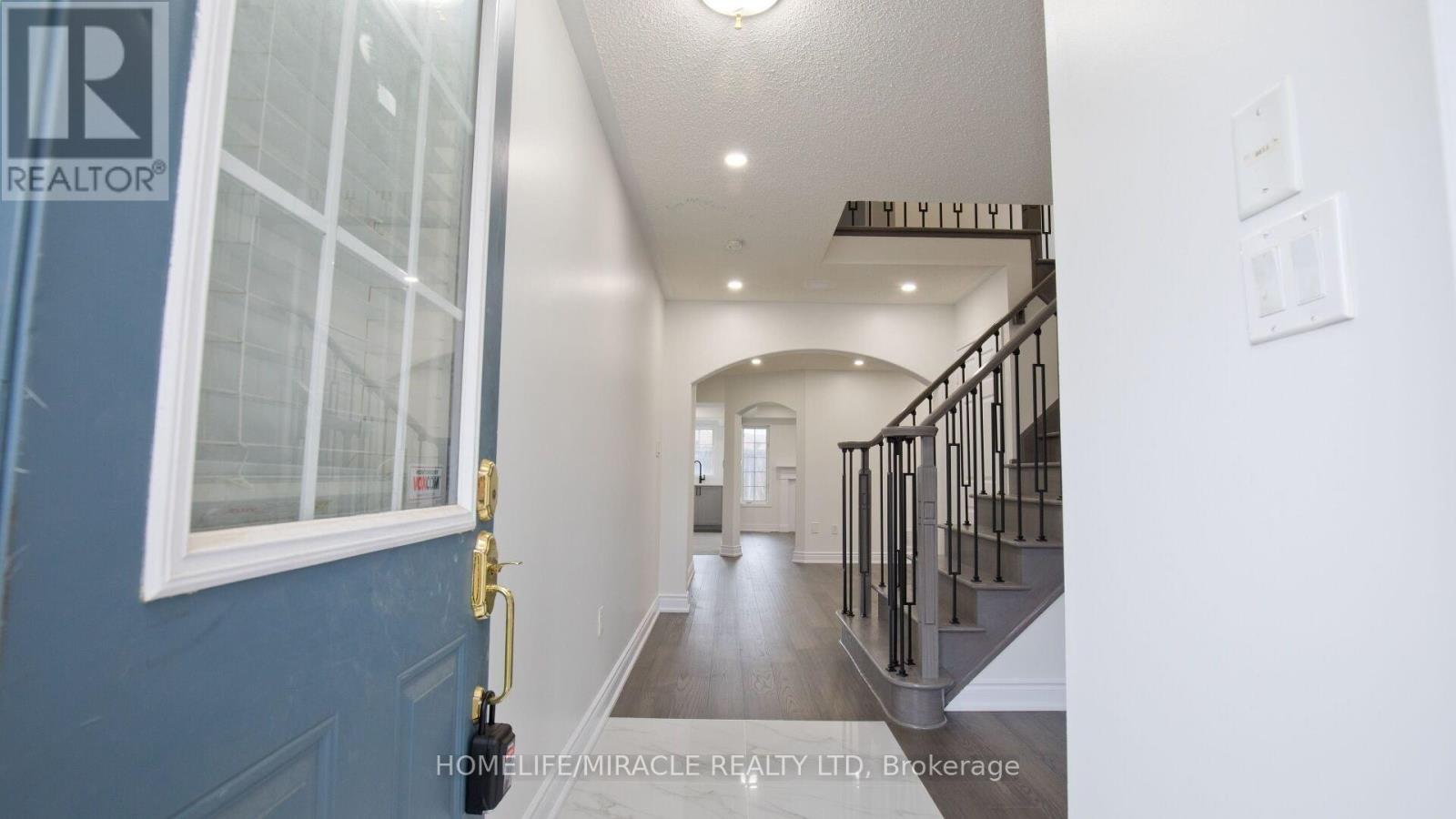 Photo 2 of 118 Owlridge Drive, Brampton ON