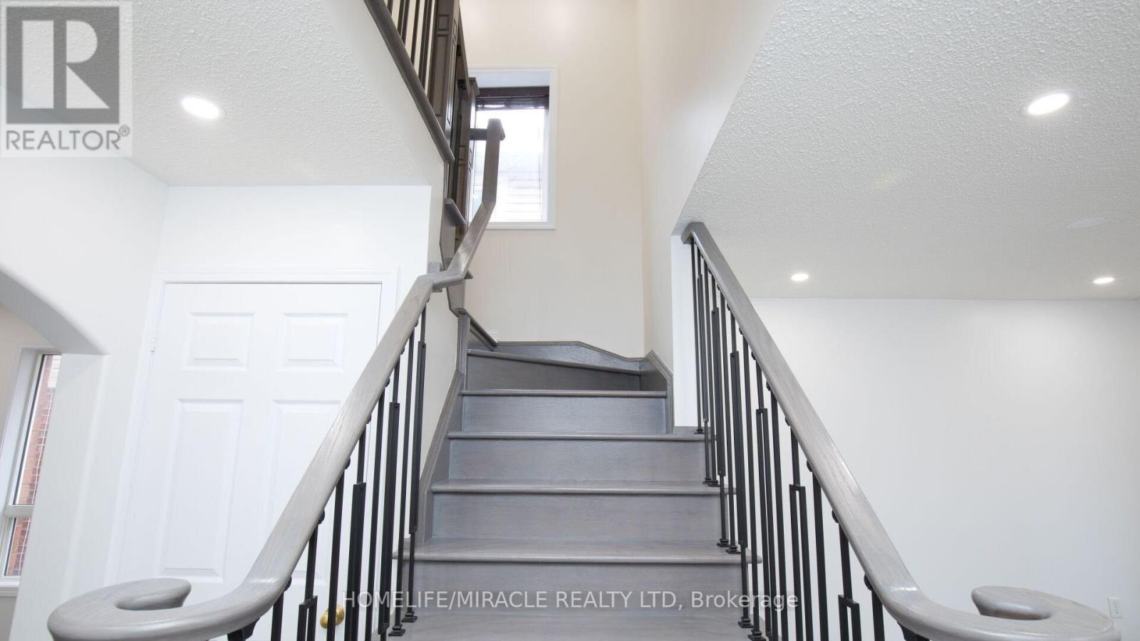 Photo 4 of 118 Owlridge Drive, Brampton ON