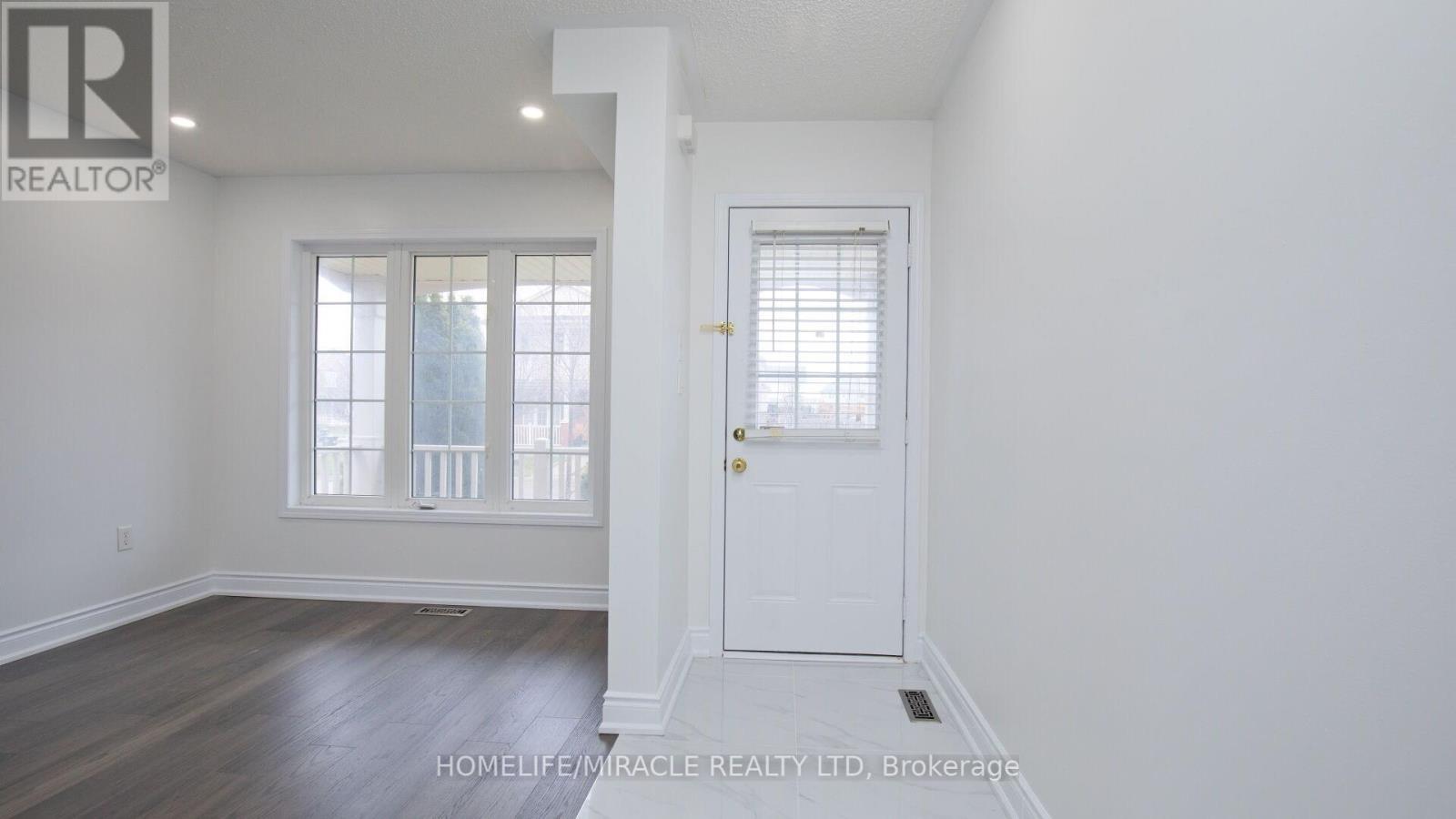 Photo 7 of 118 Owlridge Drive, Brampton ON