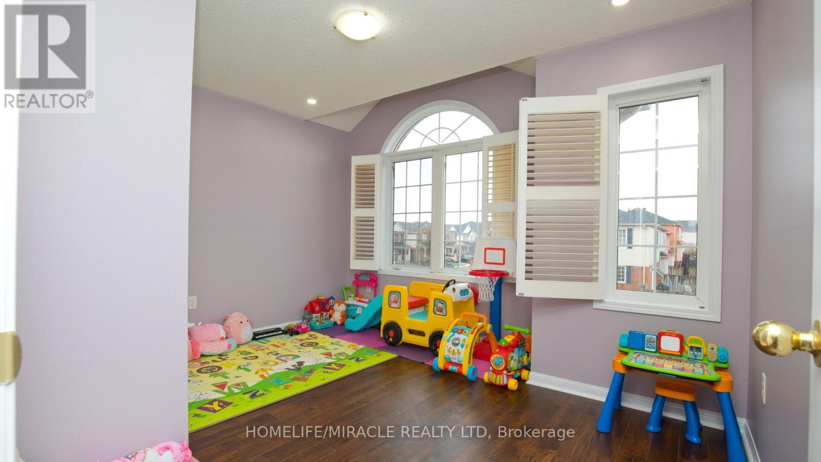 Photo 9 of 118 Owlridge Drive, Brampton ON