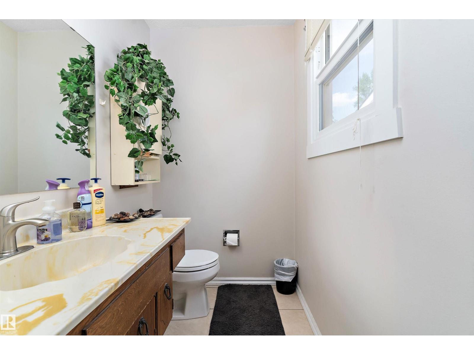 Photo 18 of 7216 33 Av Nw Nw, Edmonton AB