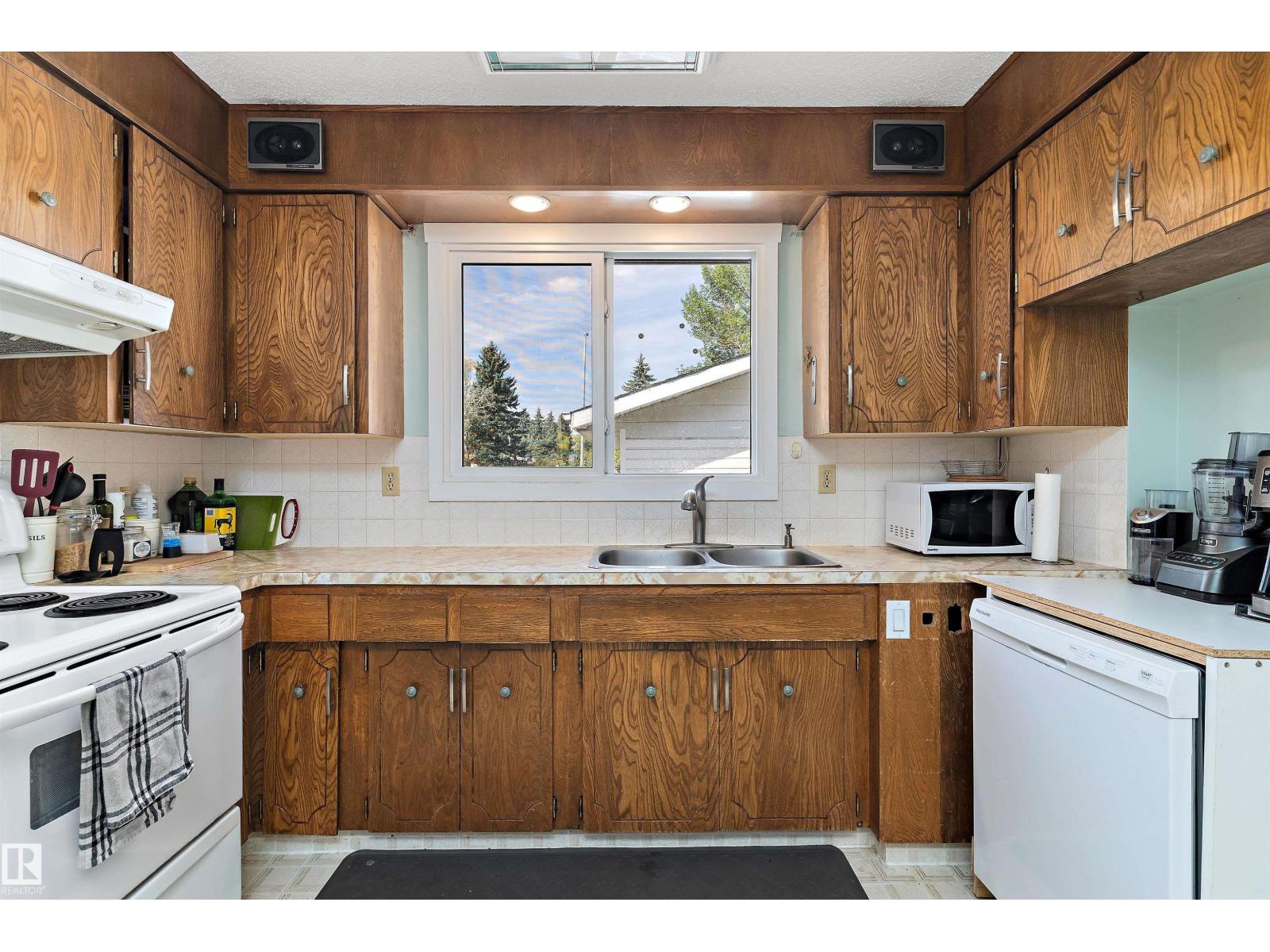Photo 12 of 7216 33 Av Nw Nw, Edmonton AB