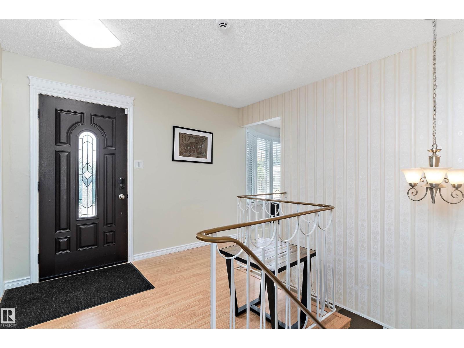 Photo 4 of 7216 33 Av Nw Nw, Edmonton AB