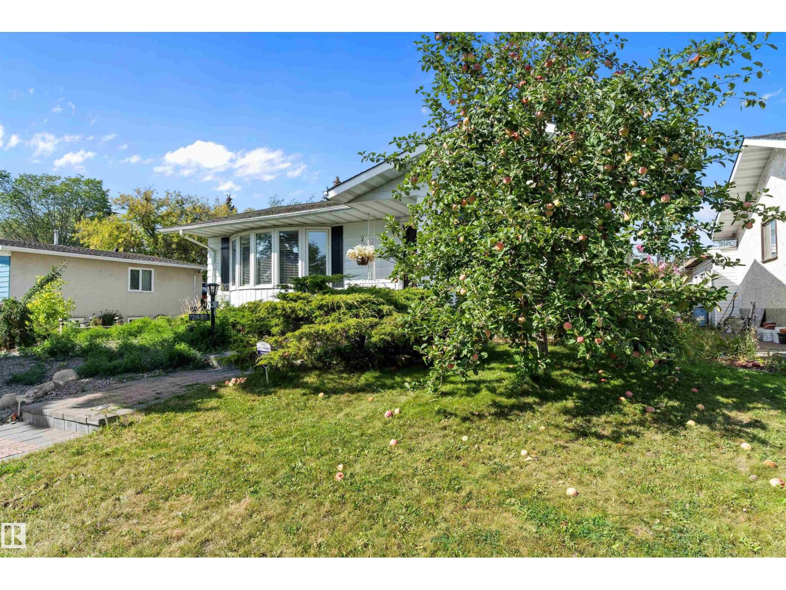 Photo 3 of 7216 33 Av Nw Nw, Edmonton AB