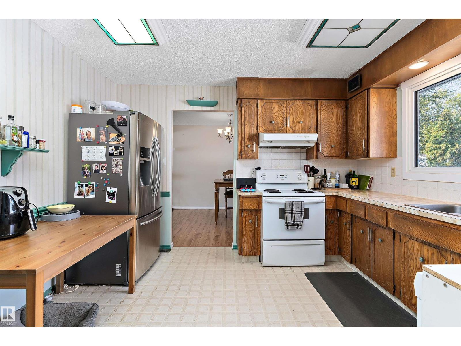 Photo 11 of 7216 33 Av Nw Nw, Edmonton AB