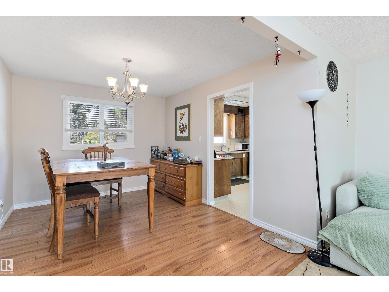Photo 8 of 7216 33 Av Nw Nw, Edmonton AB