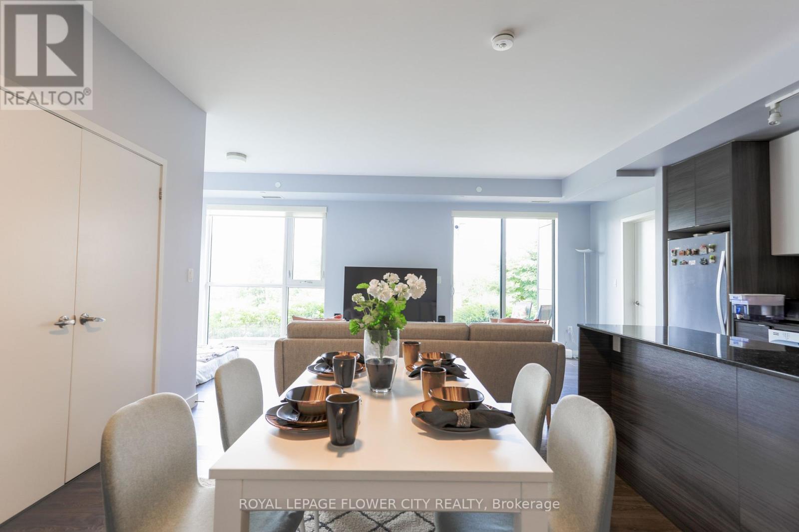 Photo 4 of 112 210 Sabina Drive, Oakville ON