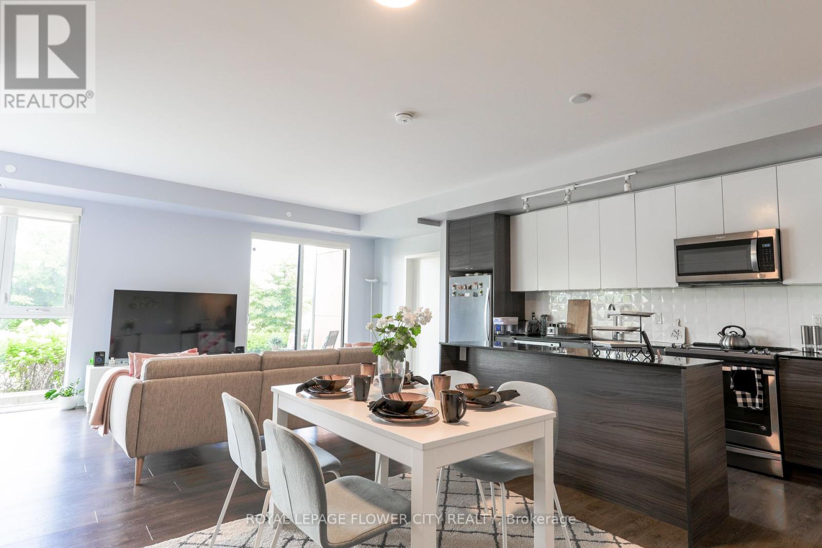 Photo 8 of 112 210 Sabina Drive, Oakville ON