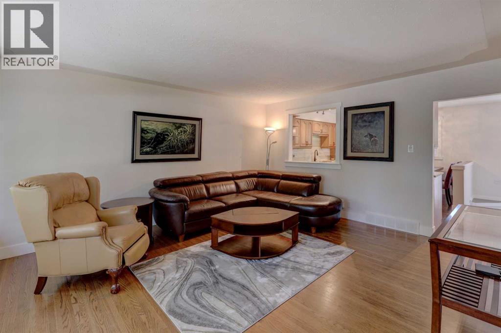 Photo 4 of 51 Rosewood Road Nw, Calgary AB