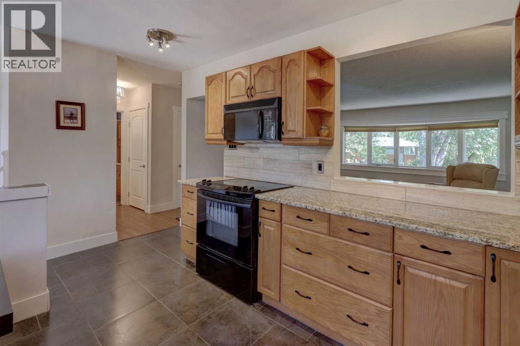 Photo 10 of 51 Rosewood Road Nw, Calgary AB