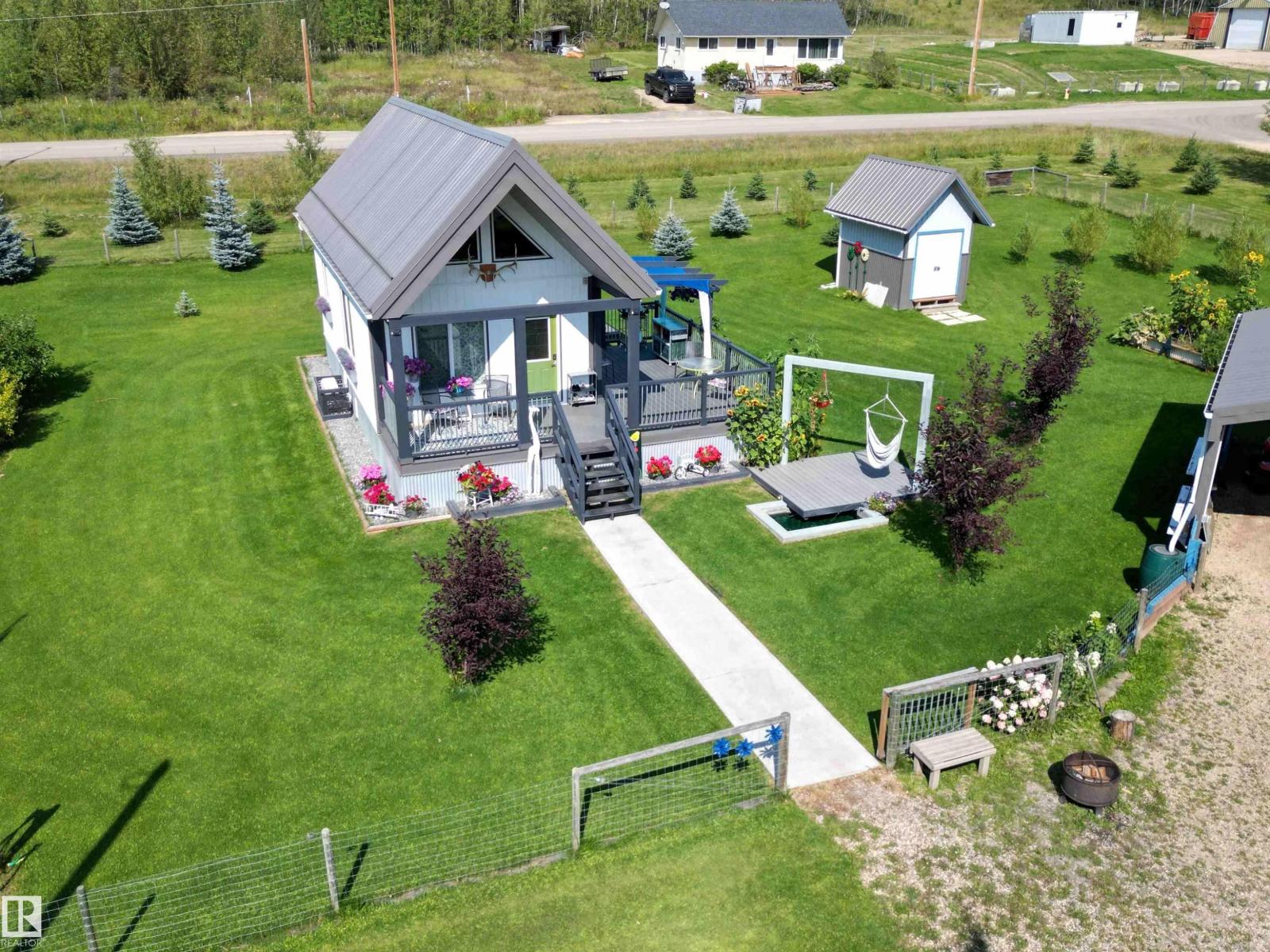 Photo 2 of 410 5 St E, Winfield AB