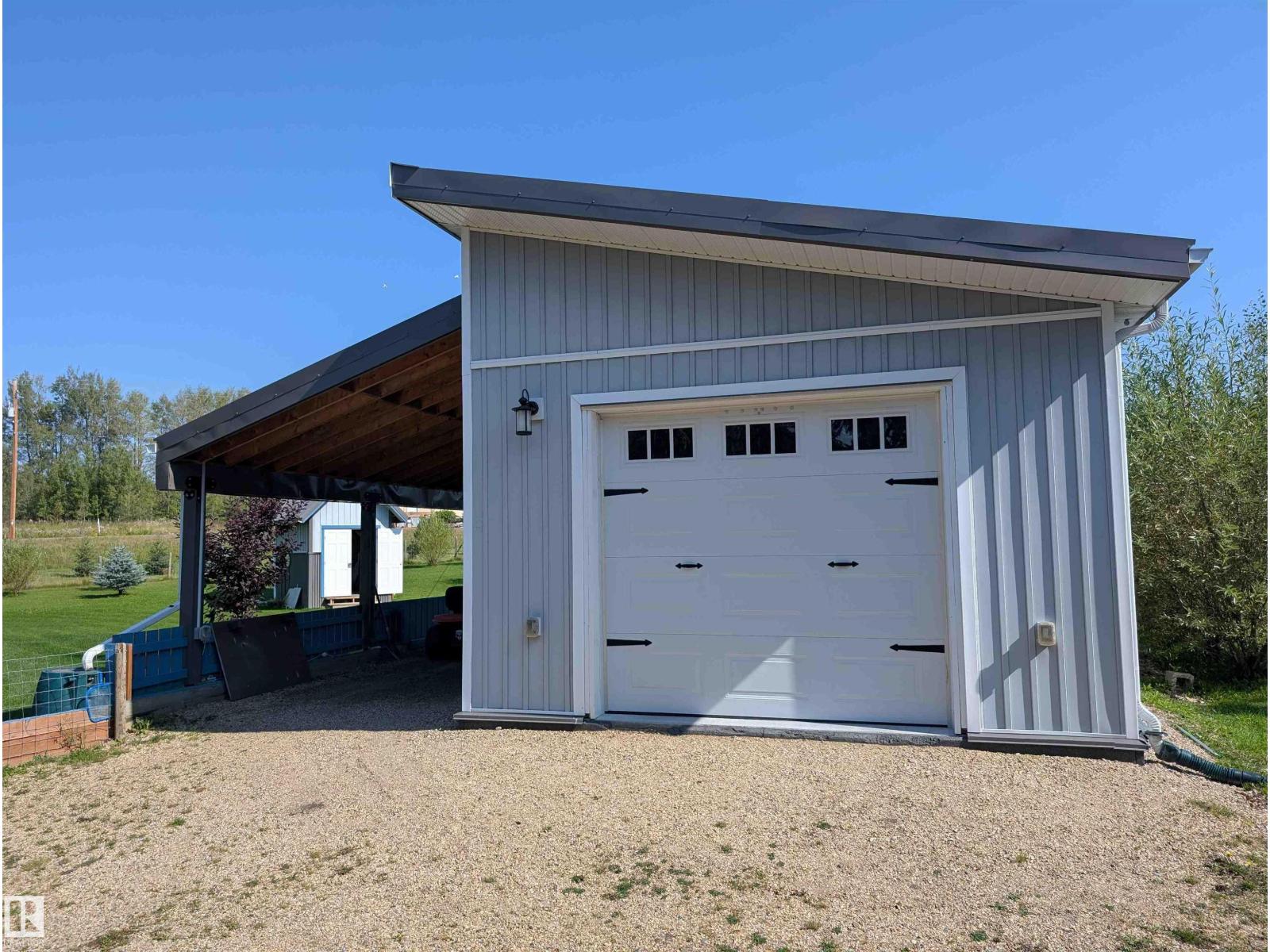 Photo 22 of 410 5 St E, Winfield AB