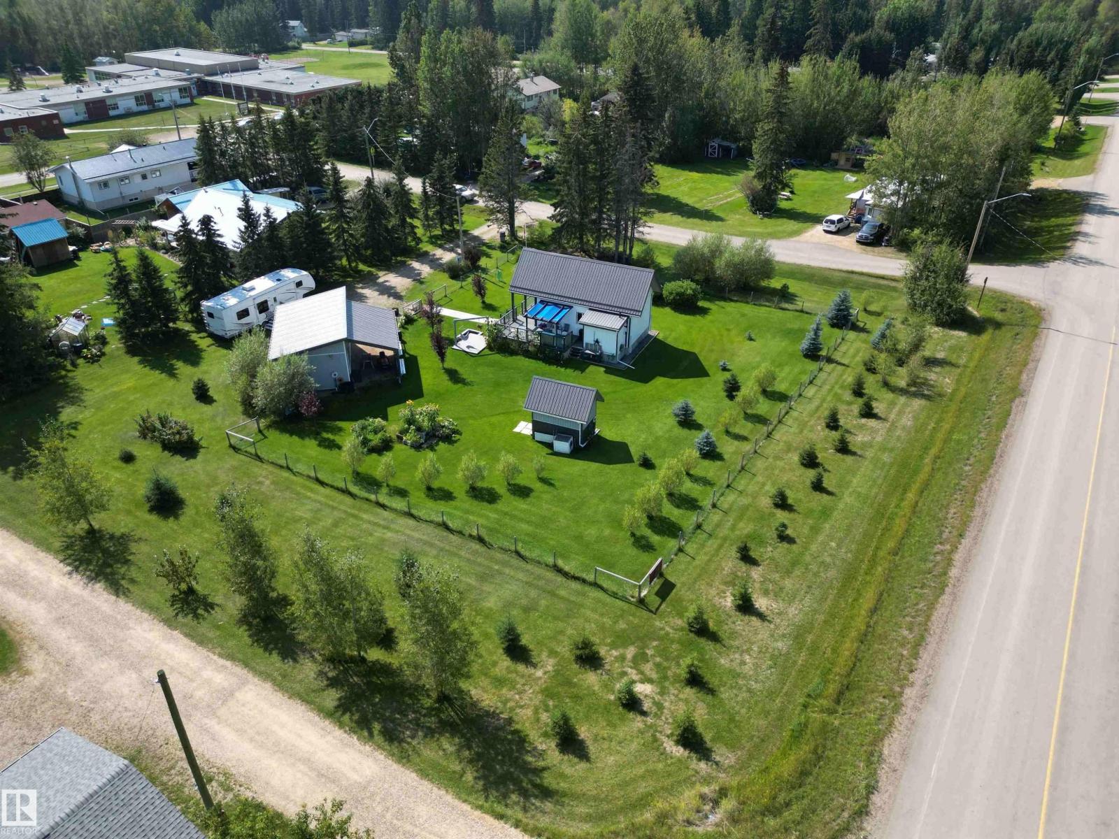 Photo 31 of 410 5 St E, Winfield AB