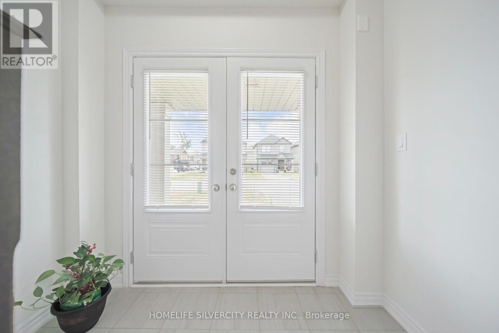 Photo 5 of 44 Cottonwood Crescent, Welland ON